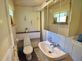 Badezimmer mit WC und Dusche