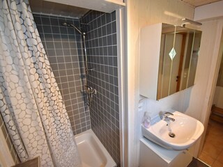 Badezimmer mit WC und Dusche