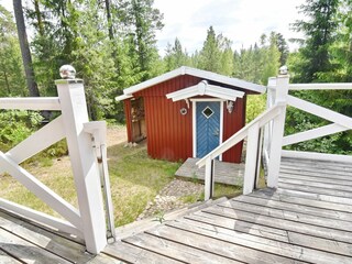 Saunahäuschen im Garten hinter dem Haus