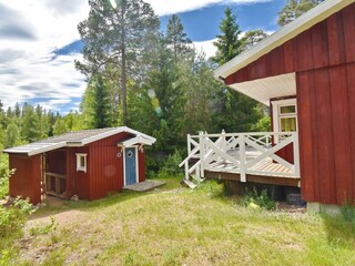 Saunahäuschen im Garten hinter dem Haus