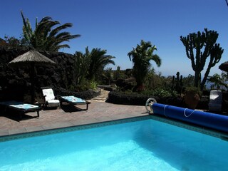 Pool mit Poolterrasse und Meerblick