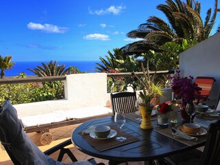 Großer Esstisch auf der Terrasse mit Meerblick