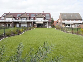 Außenansicht mit Garten