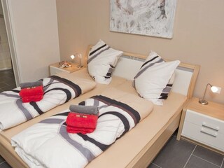Gemütliches Doppelbett im Schlafzimmer