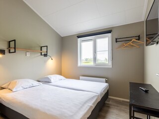 1.Schlafzimmer mit Fernseher