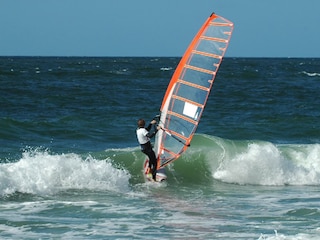 Windsurfer in den Wellen