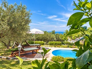 Garten mit Pool und Sonnenliegen