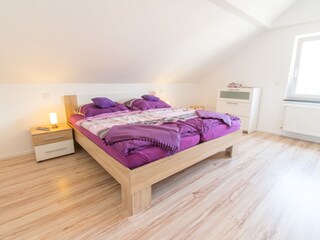 Schlafzimmer mit Doppelbett