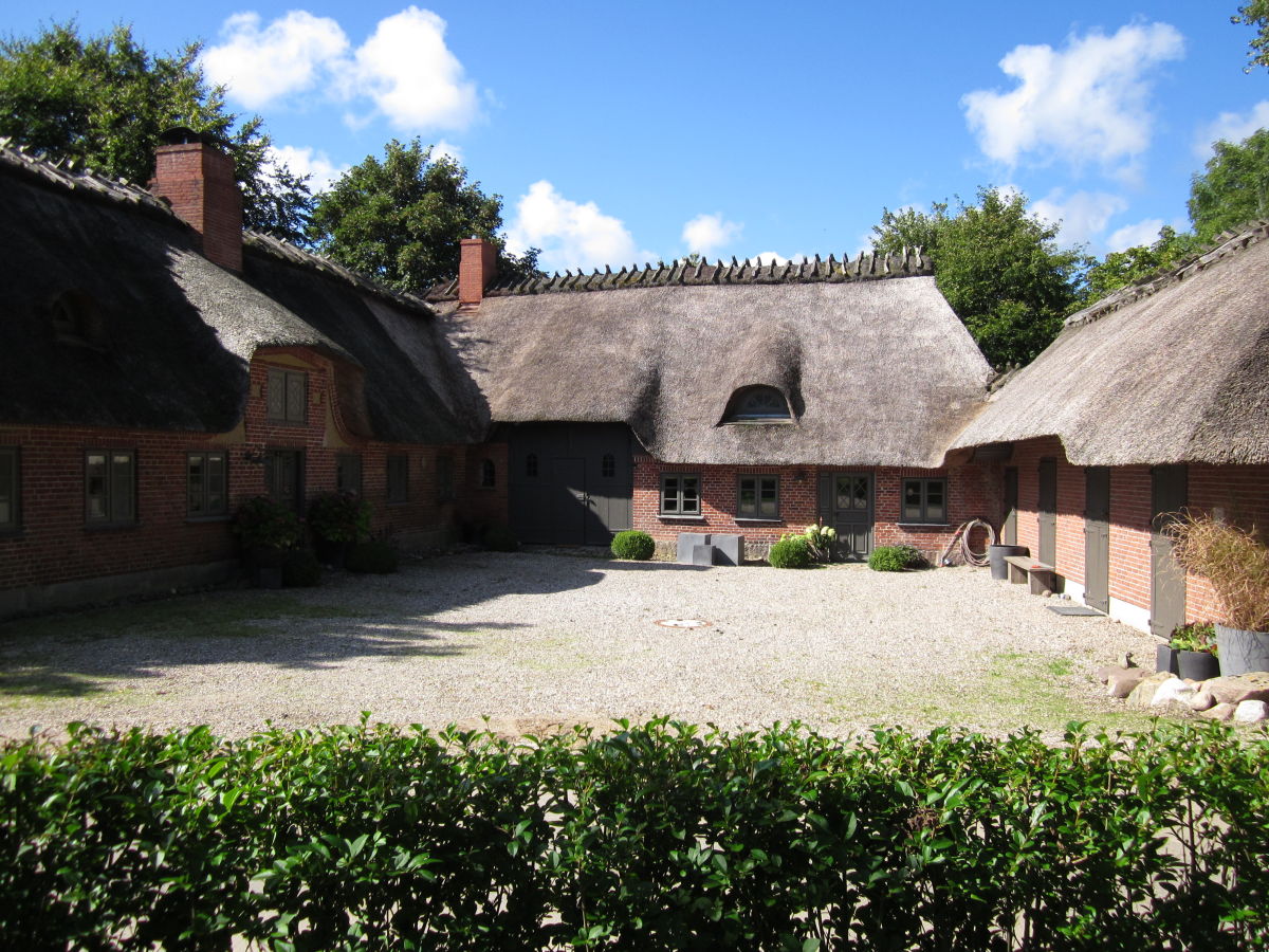 Innenhof mit Ferienwohnung im Mittelteil