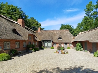 Innenhof mit Ferienwohnung im Mittelteil
