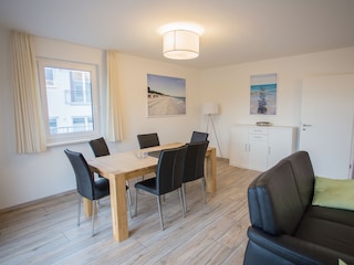 Wohnzimmer mit großem Esstisch