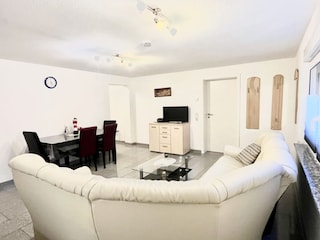 Wohnzimmer mit Essbereich und Smart TV