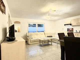 Blick ins Wohnzimmer mit Küche und Essbereich