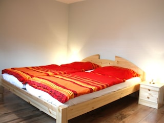 Schlafzimmer mit Ehebett