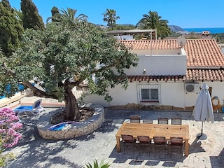 Große Terrasse an Pool und Sommerküche