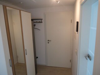 Flurbereich mit Kleiderschrank und Garderobe