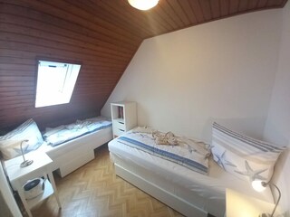 Das Schlafzimmer mit den beiden Einzelbetten