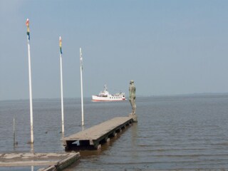 Die "Etta von Dangast" fährt in den Sielhafen ein