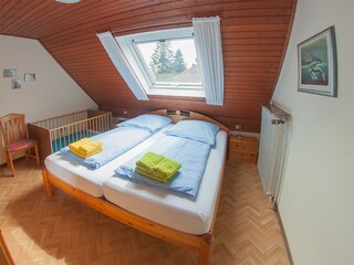 Doppelschlafzimmer auch mit Kinderholzbett