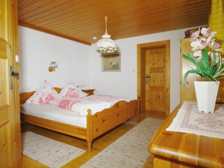 Das Schlafzimmer mit Badtüre