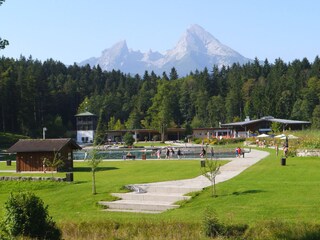 Das Naturbad Aschauerweiher mit Watzmann