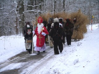 Der Nikolaus mit seinen Buttnmandln