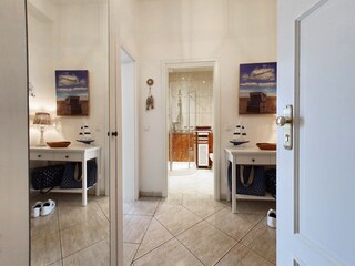 Eingangsbereich mit Blick in das Bad