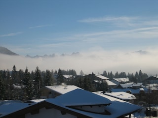 Die Nebel lichten sich - Blick vom Landhaus in den Ort