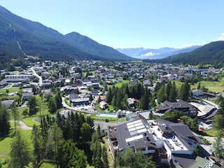 Blick vom Hügel in Dorf