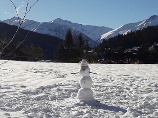 Schneeman bauen direkt am Haus