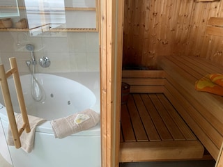 Die finnische Sauna im Bad.