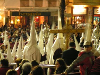 Umzuge an Ostern im Platz vom Dom in Cadiz