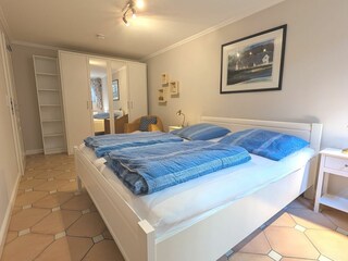 Schlafzimmer im Souterrain mit Doppelbett
