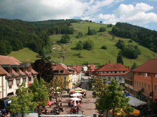 Marktplatz Todtnau mit dem Blick aufs Hasenhorn