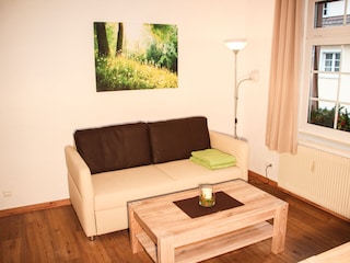 Wohnzimmer mit bequemer Schlafcouch
