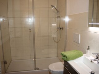 großzügige Dusche mit WC