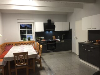 Küche mit großem Esstisch