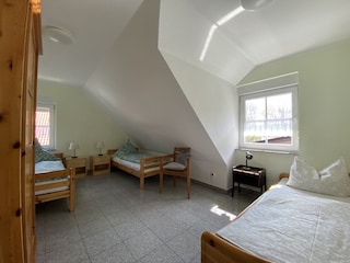 Schlafzimmer 1 OG mit 3 Einzellbetten
