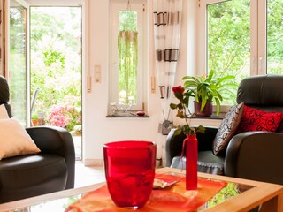 Wohnzimmer mit Durchgang zu Terrasse und Garten