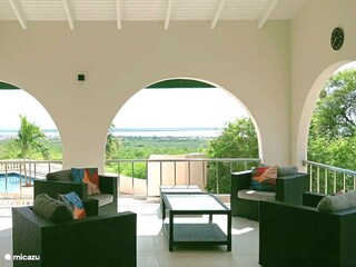 Lounge set op de grote overdekte porch