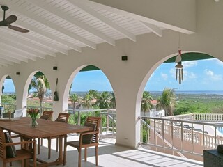 Grote porch met grote eettafel