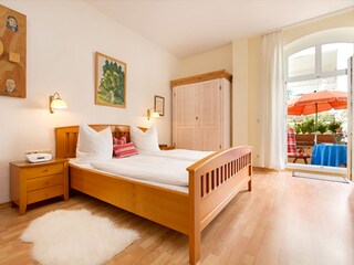 Schlafzimmer mit Austritt zum Balkon.