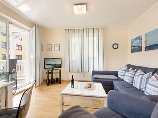 Das Wohnzimmer mit Austritt zum Balkon.