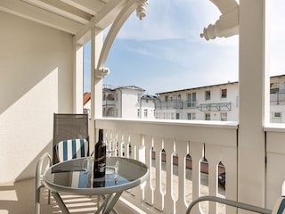 Der bequem möblierte Südostbalkon.