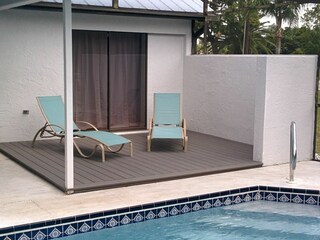 Sonnendeck im Poolbereich