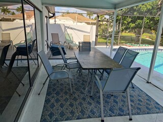 Am Pool mit Sonnendeck