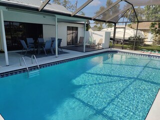 Pool mit Sonnendeck und Sitzplatz
