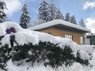 Haus tief im Winter