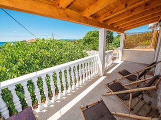 Balkon mit der Meerblick aus der Ferne