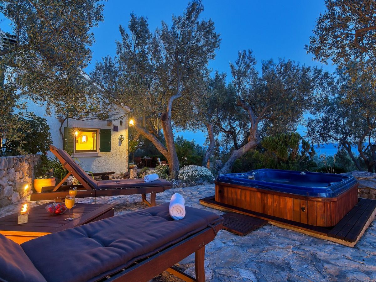 Terrasse mit Whirlpool und Meerblick